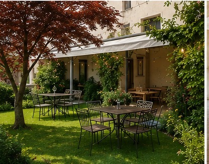 Giardino della locanda con tavoli all'aperto e atmosfera raccolta